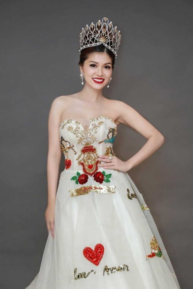 Oanh Yến từng tham gia nhiều cuộc thi nhan sắc như lọt vào vòng Chung kết Hoa hậu Việt Nam 2008, Top 15 Hoa hậu Thế giới người Việt 2010 và giành ngôi vị cao nhất tại cuộc thi Hoa hậu Thế giới toàn cầu 2015 tổ chức ở Philippines. Oanh Yến tiếp tục đăng quang cuộc thi Queen of Beauty World 2019 - Nữ hoàng sắc đẹp Thế giới 2019.

