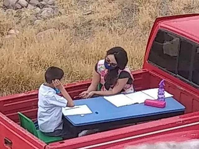 Nữ giáo viên lái xe tải tới dạy học cho học sinh tự kỷ.