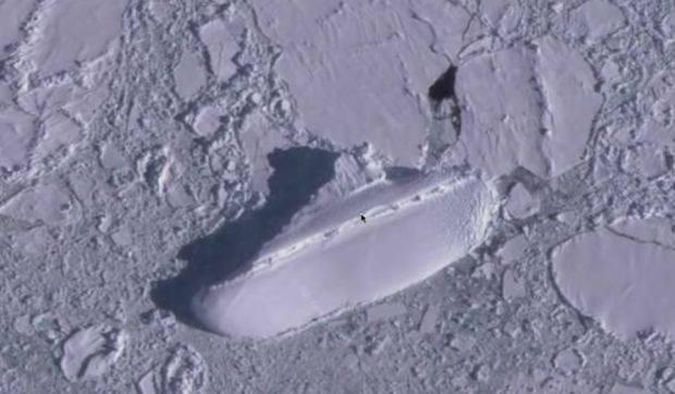 Đồn đoán kỳ lạ về &#39;con tàu băng&#39; bí ẩn ở ngoài khơi Nam Cực - 1