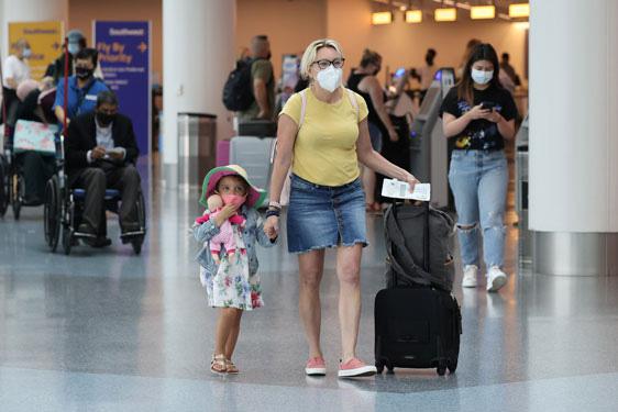 Các hành khách đeo khẩu trang tại sân bay quốc tế Los Angeles, bang California - Mỹ vào đầu tháng 8. Ảnh: REUTERS