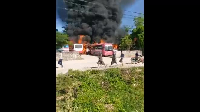 6 ô tô thành "đống phế liệu" trong chốc lát