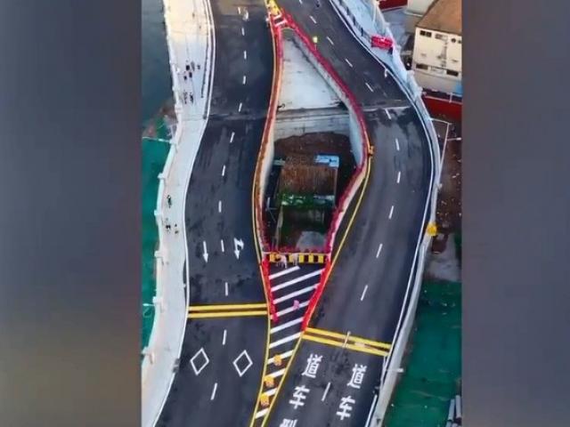 Media - Căn nhà bị kẹp giữa 2 làn đường vì chủ nhân không chịu chuyển đi