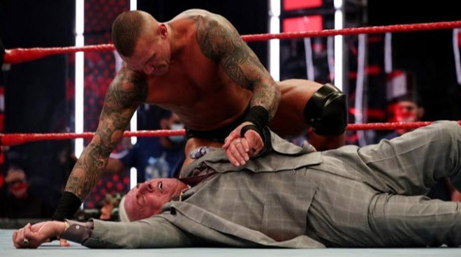 Huyền thoại&nbsp;Ric Flair nhập viện vì bị Orton đánh vào "chỗ hiểm"