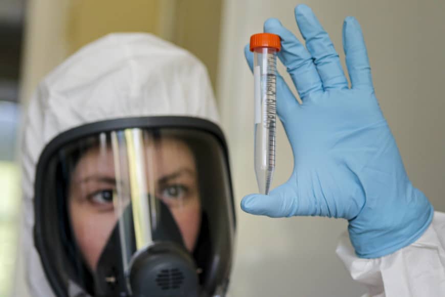 Nhân viên y tế Nga cầm trên tay mẫu vaccine ngừa Covid-19 ở Viện Nghiên cứu&nbsp;Gamaleya.