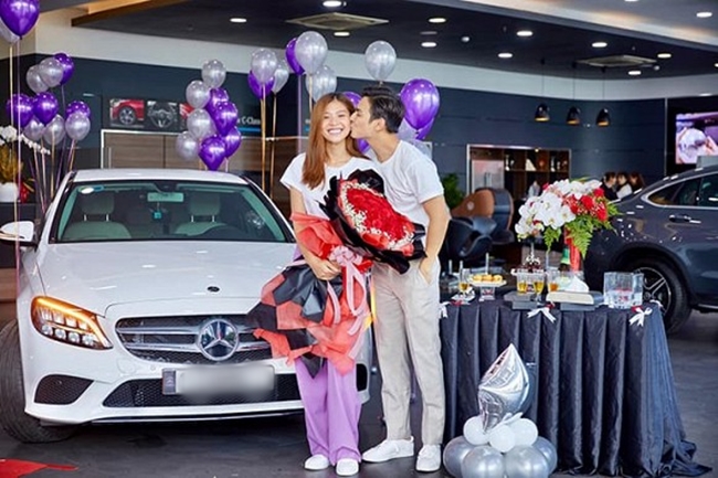 Giữa tháng 7, Á quân The Face 2016 - Chúng Huyền Thanh được ông xã Jay Quân mau tặng xế hộp Mercedes có giá khoảng 2 tỷ đồng nhân kỷ niệm 10 năm gặp nhau.
