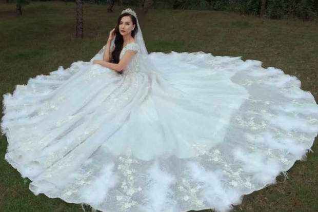 Minh Hà gây chú ý khi chia sẻ bức ảnh mặc váy cô dâu