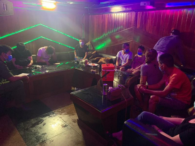 Những khách bị phát hiện dương tính với ma túy trong quán karaoke. Ảnh: Hải Hiếu