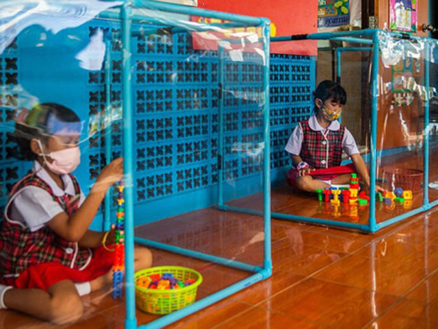 Bạn trẻ - Cuộc sống - Trường mẫu giáo cách ly nghiêm ngặt nhất TG: Học sinh chơi trong hộp nhựa, học trong lồng kính