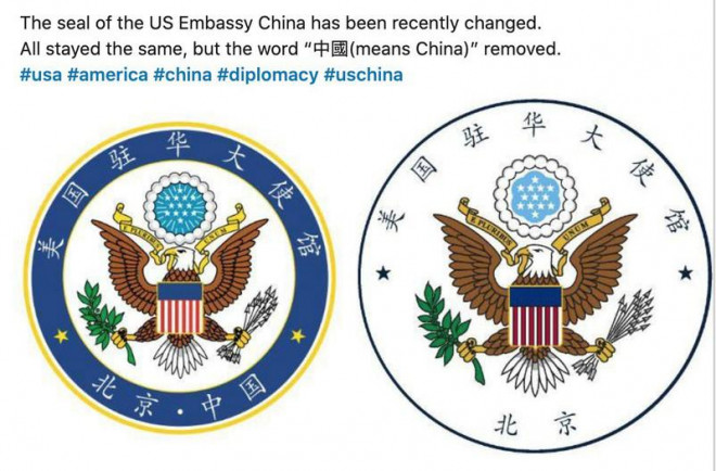 Logo mới của Đại sứ quán Mỹ tại Bắc Kinh (phải) bị loại bỏ chữ "Trung Quốc" so với nguyên bản (trái). Ảnh: TWITTER /&nbsp;JONG SU OH