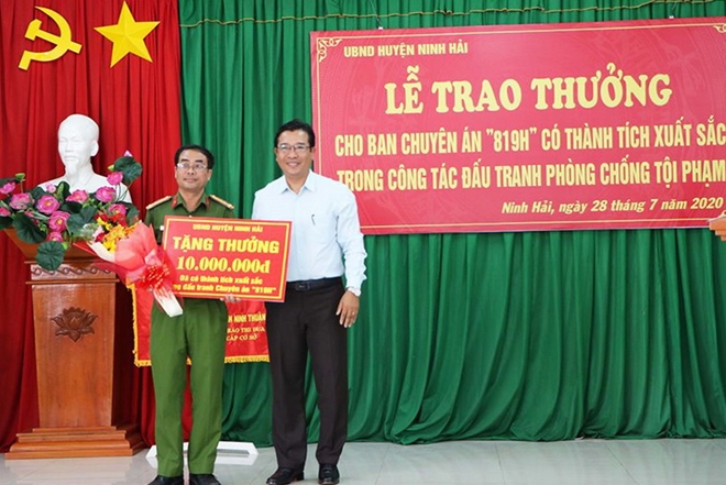 Ông Nguyễn Thành Phú - Chủ tịch UBND huyện Ninh Hải khen thưởng cho Ban chuyên án.