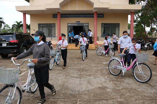 Học sinh nghèo và chiếc xe đạp: giấc mơ chậm trên con đường vội vã - 1