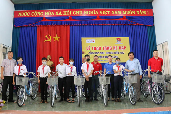 Học sinh nghèo và chiếc xe đạp: giấc mơ chậm trên con đường vội vã - 2