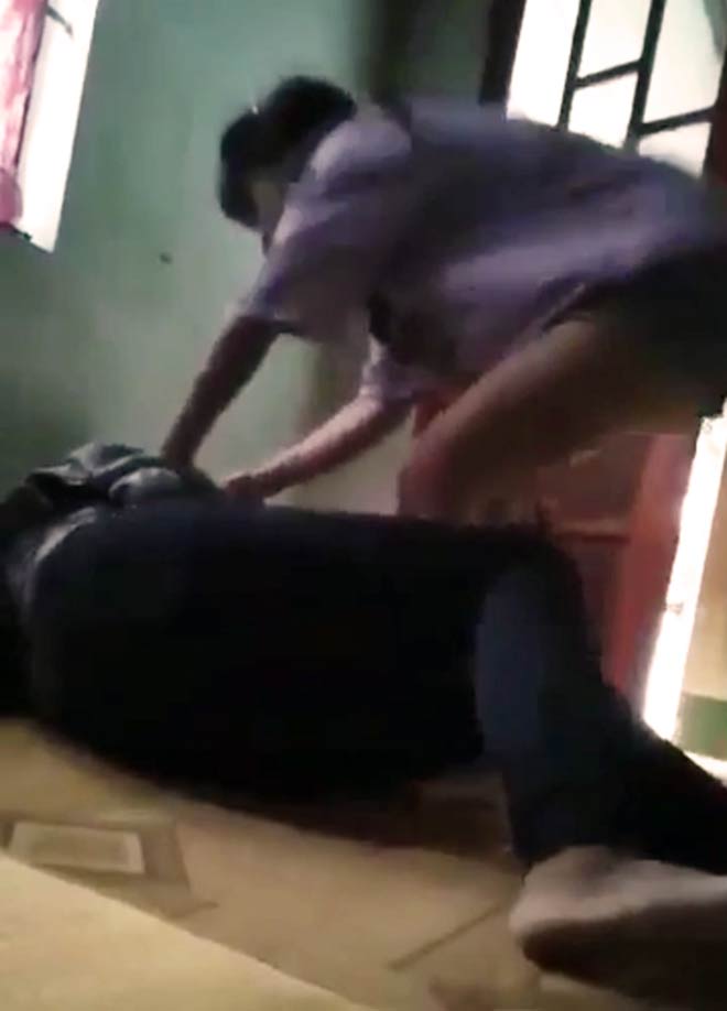 Hình ảnh bắt giữ, hành hung và làm nhục thiếu nữ được cắt từ clip khi còn trên mạng xã hội
