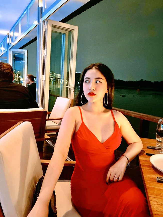 Cô còn sở hữu nhiều tài năng&nbsp;như nói được 3 thứ tiếng và chơi bốn loại nhạc cụ khác nhau.&nbsp;
