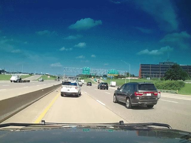 Media - Đâm vào xe cảnh sát, sedan vỡ "tung tóe" nhiều mảnh vụn