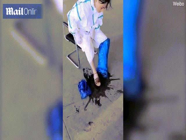 Thế giới - Video: Nhân viên y tế TQ đổ “cả xô mồ hôi” từ bộ đồ bảo hộ gây xúc động mạnh