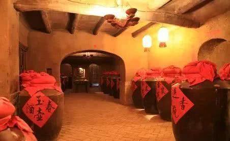 Các vò rượu khổng lồ được trưng bày