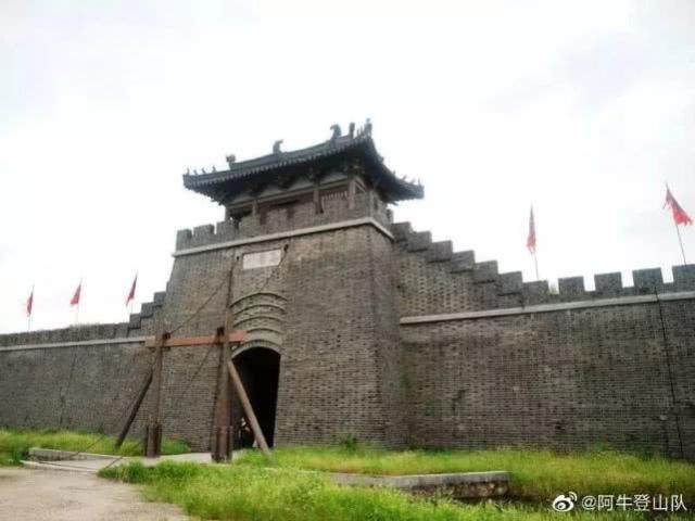 Nếu có dịp du khách nên xem phim hoặc đọc lại cuốn tiểu thuyết Thủy Hử để cảm nhận hết được cái hồn của khu danh thắng