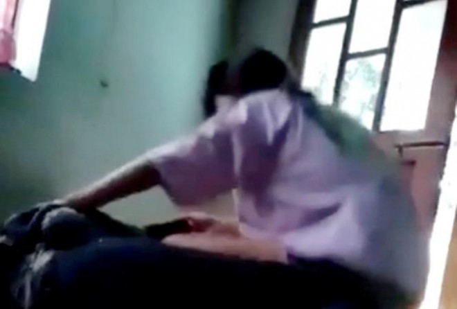 Thiếu nữ 17 tuổi bị đánh đập, lột đồ, quay clip đăng lên mạng. Ảnh cắt từ clip