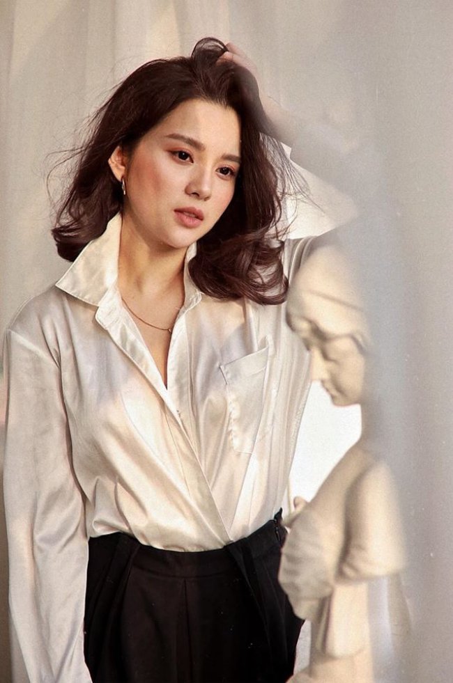 Trong “Đi qua mùa hạ”, Linh Chi đảm nhận vai Linh – cô gái sở hữu vẻ ngoài xinh đẹp, xuất thân từ gia đình nghèo khó nhưng lại rất nghị lực và tự trọng.
