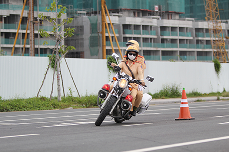 Ngỡ ngàng với kỹ năng điều khiển mô tô của đội nữ CSGT dẫn đoàn đầu tiên - 25
