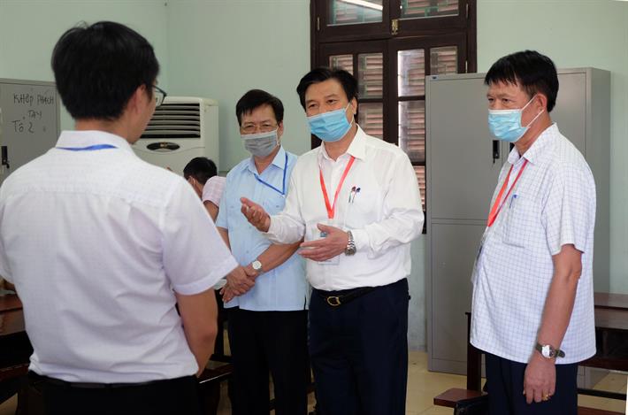 Thứ trưởng Nguyễn Hữu Độ trao đổi về Quy chế với cán bộ chấm thi.