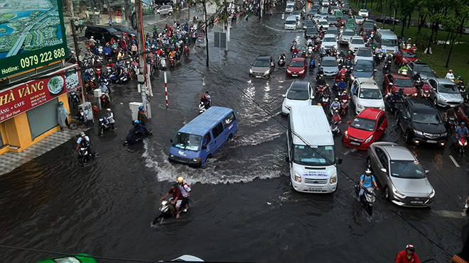 Hỉnh ảnh ngập nước trên đường Nguyễn Hữu Cảnh (quận Bình Thạnh) vào đầu mùa mưa 2020.