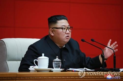 Nhà lãnh đạo Kim Jong Un chủ trị cuộc họp bộ chính trị Triều Tiên hôm 13/8. Ảnh: KCNA/Yonhap News