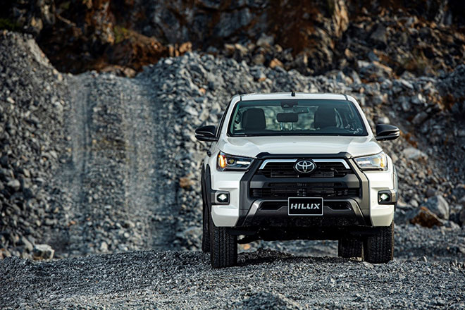 Toyota Hilux 2020 mới: mạnh mẽ, cá tính và an toàn hơn - 1