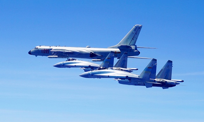 Hai chiến đấu cơ Su-35 của Trung Quốc hộ tống máy bay ném bom chiến lược H-6K.