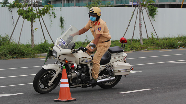 Ngỡ ngàng với kỹ năng điều khiển mô tô của đội nữ CSGT dẫn đoàn đầu tiên - 21