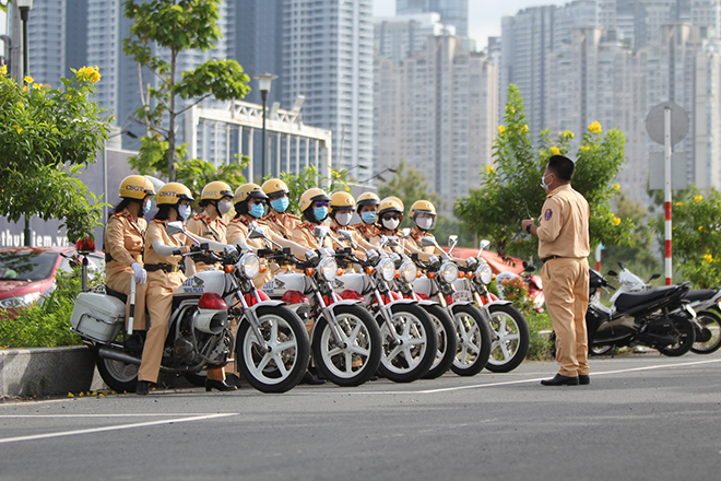 Ngỡ ngàng với kỹ năng điều khiển mô tô của đội nữ CSGT dẫn đoàn đầu tiên - 4