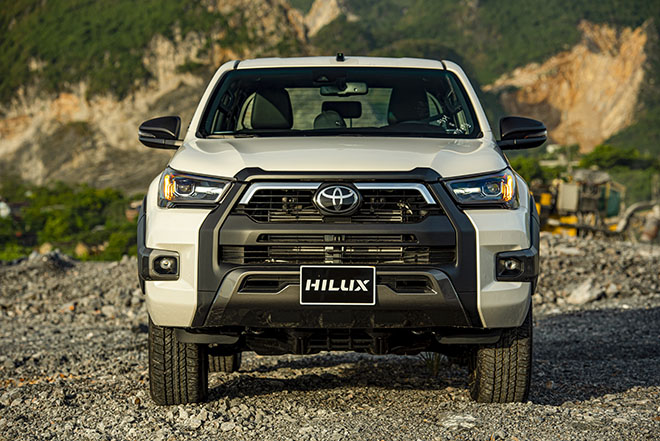 Giá lăn bánh các phiên bản của dòng xe bán tải Hilux vừa ra mắt - 6