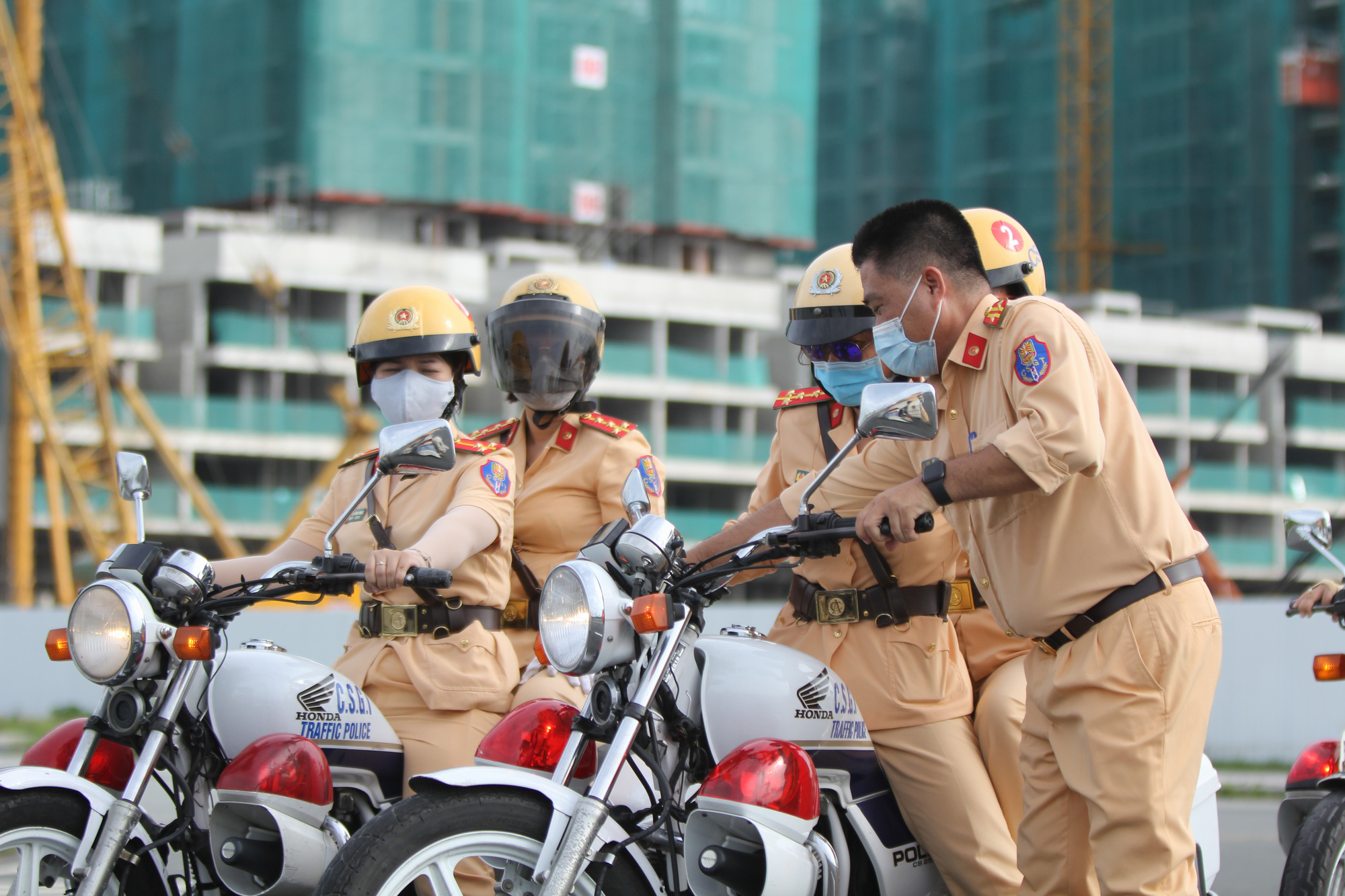 Ngỡ ngàng với kỹ năng điều khiển mô tô của đội nữ CSGT dẫn đoàn đầu tiên - 17