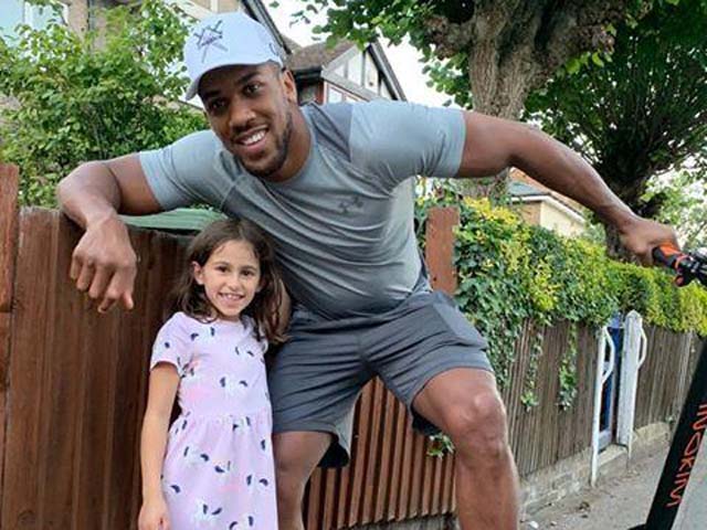 Thể thao - Tin thể thao HOT 14/8: "Quyền vương" Joshua và fan 7 tuổi gây xúc động