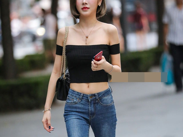Thời trang - Cùng diện áo buông vai nửa vời, người hóa "nữ thần", người lôi thôi giữa phố đông