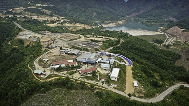 Quảng Nam là nơi có những mỏ vàng lớn ở nước ta. Ngoài mỏ vàng, tỉnh này còn có các tiềm năng khoáng sản khác như than đá, uran, cát thủy tinh....
