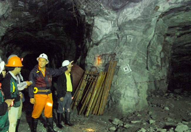 Mỏ vàng Bồng Miêu có trữ lượng lớn do Công ty TNHH Khai thác vàng Bồng Miêu được cấp phép khai thác từ năm 1992, thời hạn giấy phép đến 5/3/2016.
