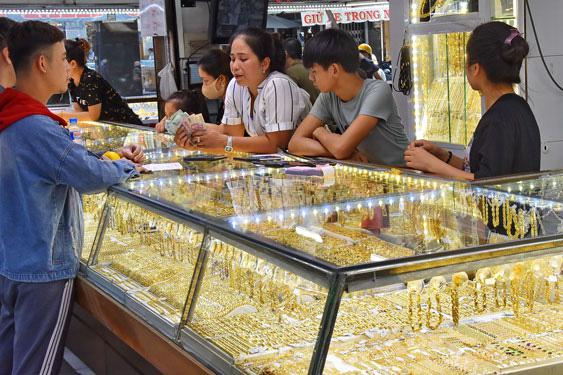 Biên độ mua - bán vàng được nới rộng lên tới 4-5 triệu đồng/lượng giúp người kinh doanh giảm rủi ro nhưng có thể đẩy người mua vàng vào cảnh thua lỗ lớn .Ảnh: TẤN THẠNH
