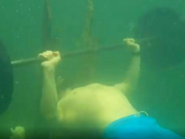 Thể thao - Kỷ lục thể thao gây rúng động: Nâng tạ không biết mệt dưới nước