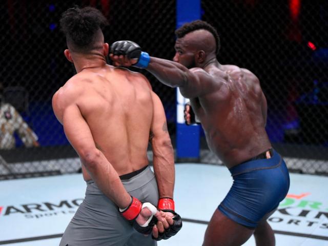 Thể thao - Lạ lùng võ sĩ chắp 2 tay khinh thường đối thủ, dính đòn "sấp mặt"