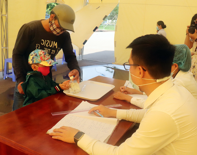 Người dân được khuyến cáo phải hết sức thận trọng trước sự nguy hiểm của dịch COVID-19.