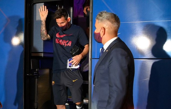 Tin HOT bóng đá sáng 16/8: Messi và các đồng đội nhận "mưa gạch đá" - 1