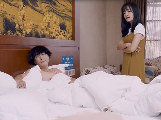 Video Clip Cười - Chàng trai say xỉn gây ra "sản phẩm" bị cô gái bắt đền