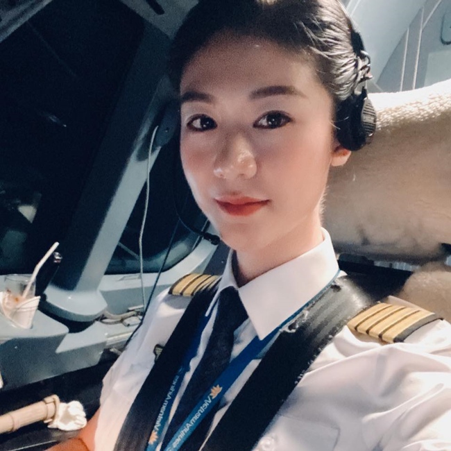 Huỳnh Lý Đông Phương là cái tên đã được nhiều người biết đến với vai trò là nữ phi công đầu tiên của hãng hàng không nổi tiếng Việt nam. Sau khi hủy hôn với Trương Thế Vinh, người đẹp sinh năm 1987 lên xe hoa với chồng Việt kiều vào cuối tháng 12.2016.
