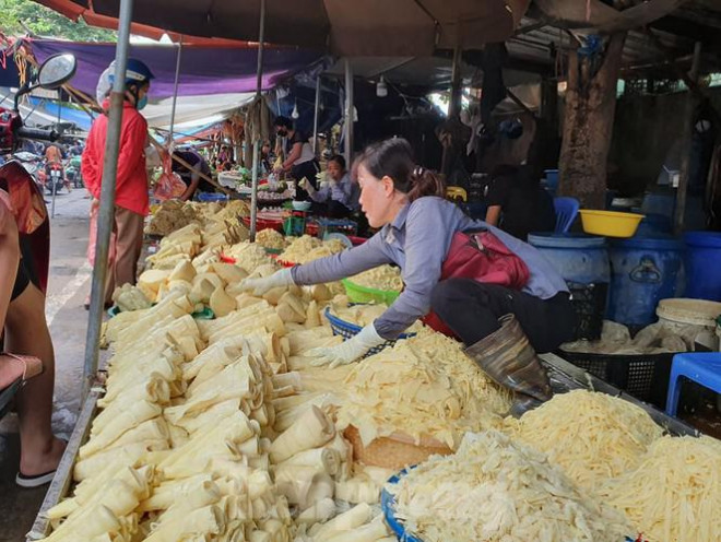 Nhiều người đi chợ cho biết, măng có thể muối, phơi khô, ăn quanh năm nhưng ngon nhất là ăn măng tươi, đúng mùa.