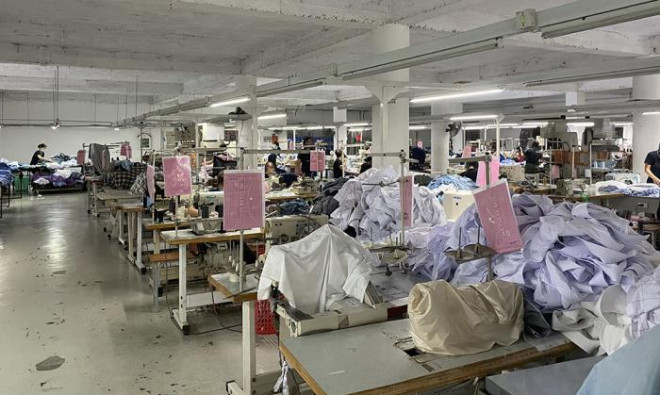 Hơn 50% máy móc của Công ty Thời trang Thảo Quyền Quý phải dừng hoạt động để tiết kiệm điện và giảm nhân công