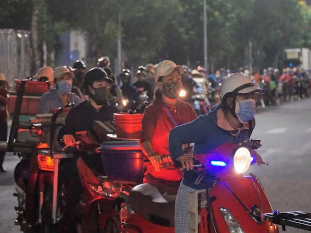 Tin tức trong ngày - Ngư dân Đà Nẵng xếp hàng "xuyên đêm" chờ lấy mẫu xét nghiệm