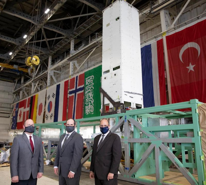 Đặc phái viên về kiểm soát vũ khí&nbsp;Marshall Billingslea (phải) trong chuyến thăm cơ sở sản xuất vũ khí của&nbsp;Lockheed Martin ngày 14-8. Ảnh: TWITTER&nbsp;