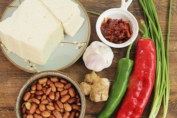 Ngán thịt hay dầu mỡ, rim đậu kiểu bình dân thế này lại ngon bất ngờ - 1